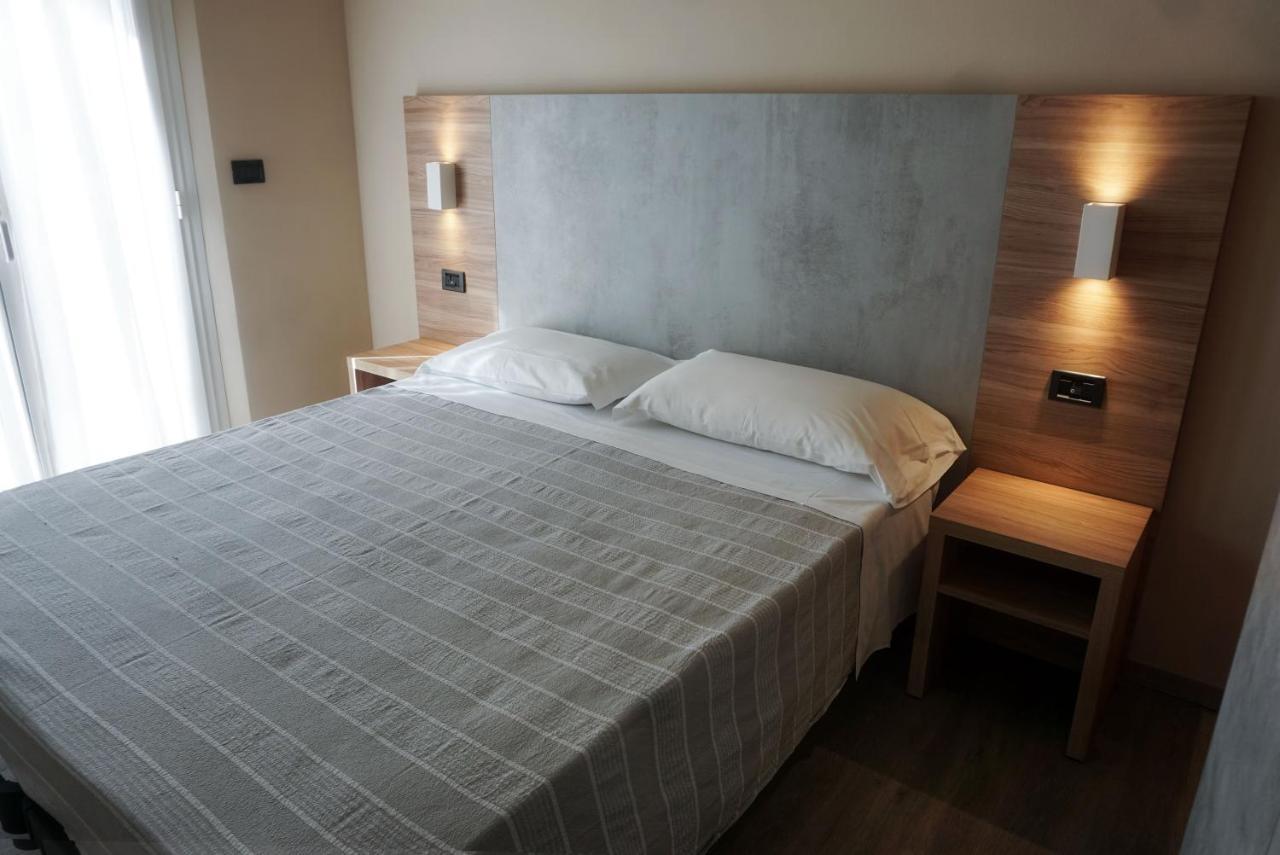 Hotel Londra リミニ エクステリア 写真
